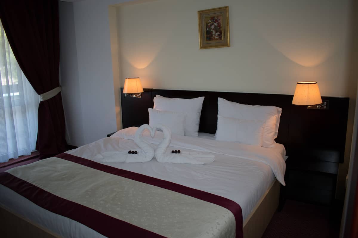 2 bedrooms, minibar, desk, laptop workspace