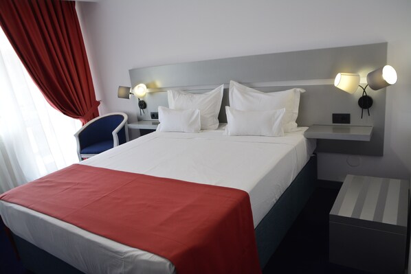 Minibar, skrivebord, skrivebord for bærbar PC og blendingsgardiner