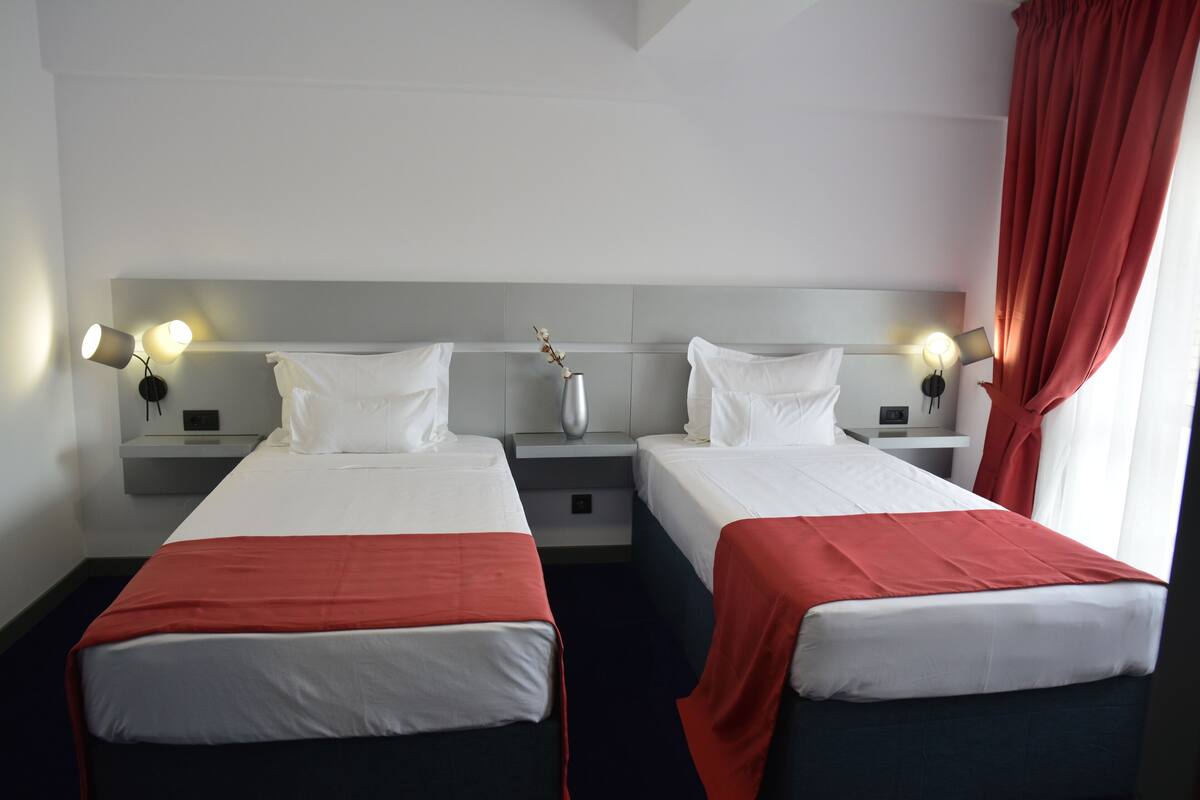 Deluxe Suite | 2 bedrooms, minibar, desk, laptop workspace