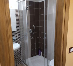 Shower, rainfall showerhead, hair dryer, bathrobes - Stone House (Montemaggiore Belsito)