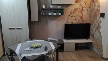 Daily cooked-to-order breakfast (EUR 5 per person)