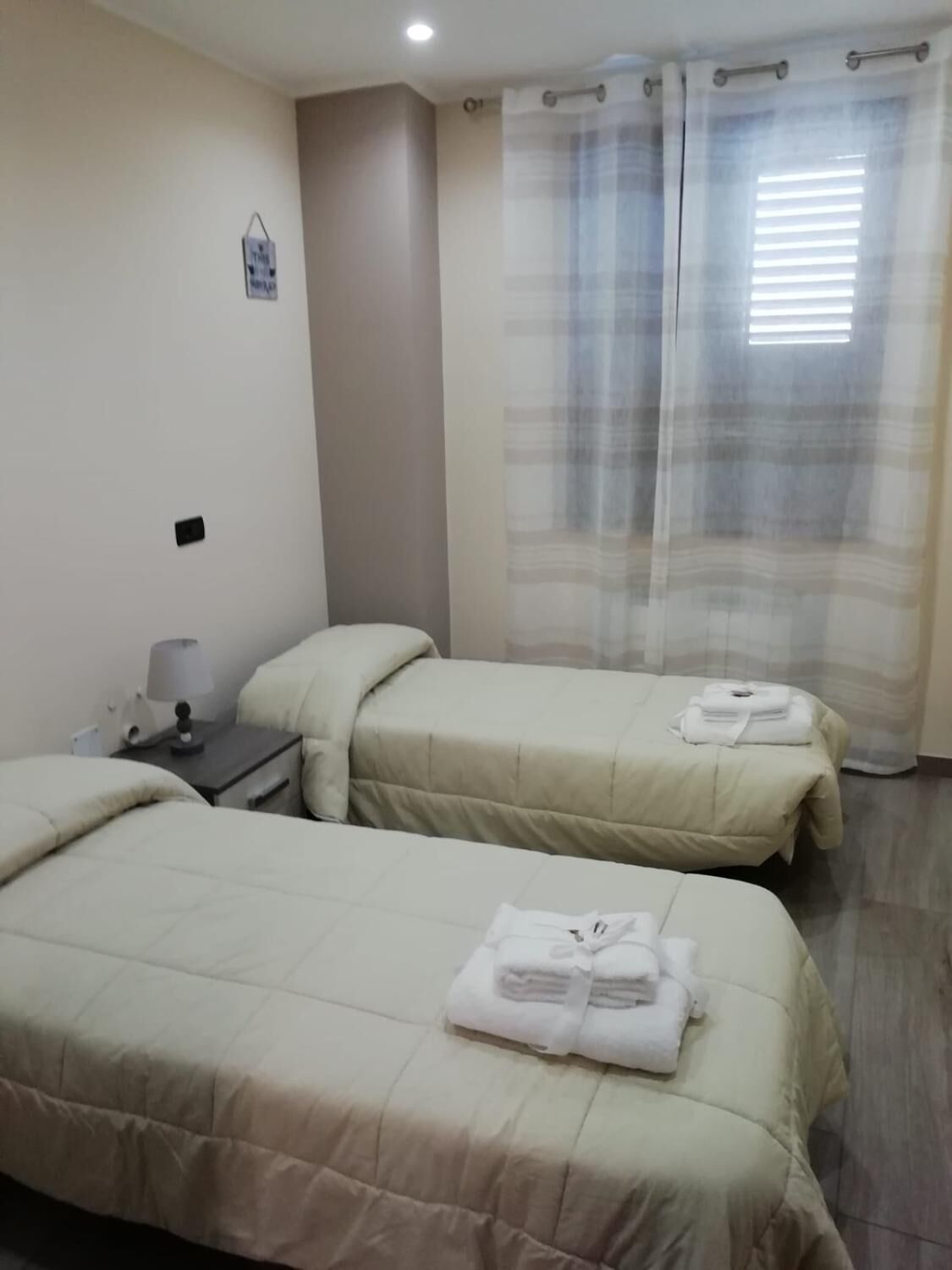 Habitación con 2 camas individuales, ba ño compartido | Minibar, wifi gratis, ropa de cama