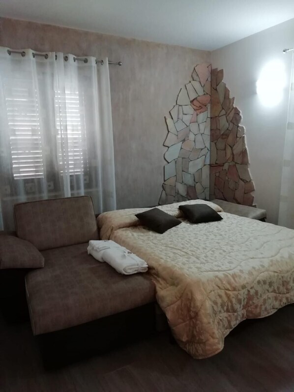 Minibar, wifi gratis y ropa de cama