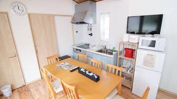 Fridge, microwave, stovetop, cookware/dishes/utensils