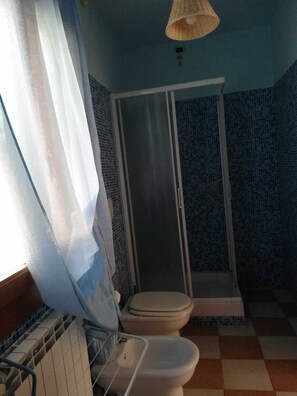 Camera doppia (Blu) | Bagno | Doccia, bidet, asciugamani