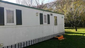 Casa móvil, 1 habitación, en edificio anexo (Arancione) | Escritorio y ropa de cama