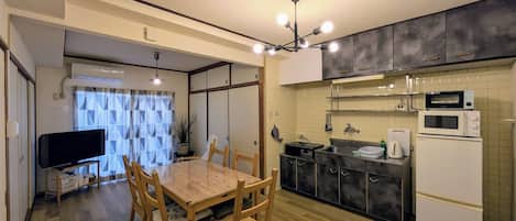 Kühlschrank, Mikrowelle, Herdplatte, Toaster