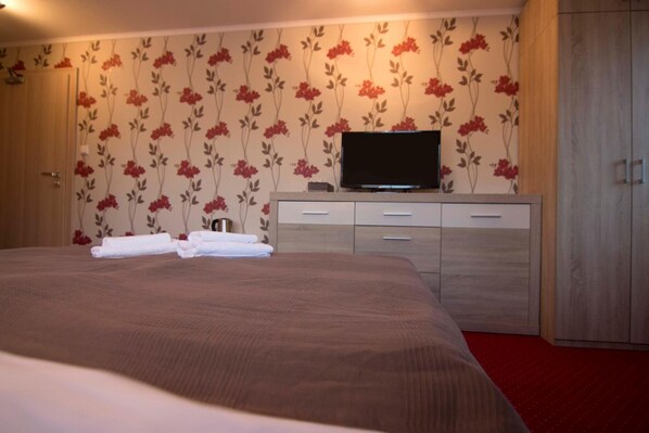 Premium bedding, down comforters, soundproofing, iron/ironing board - Penzión Galéria (Bojnice)