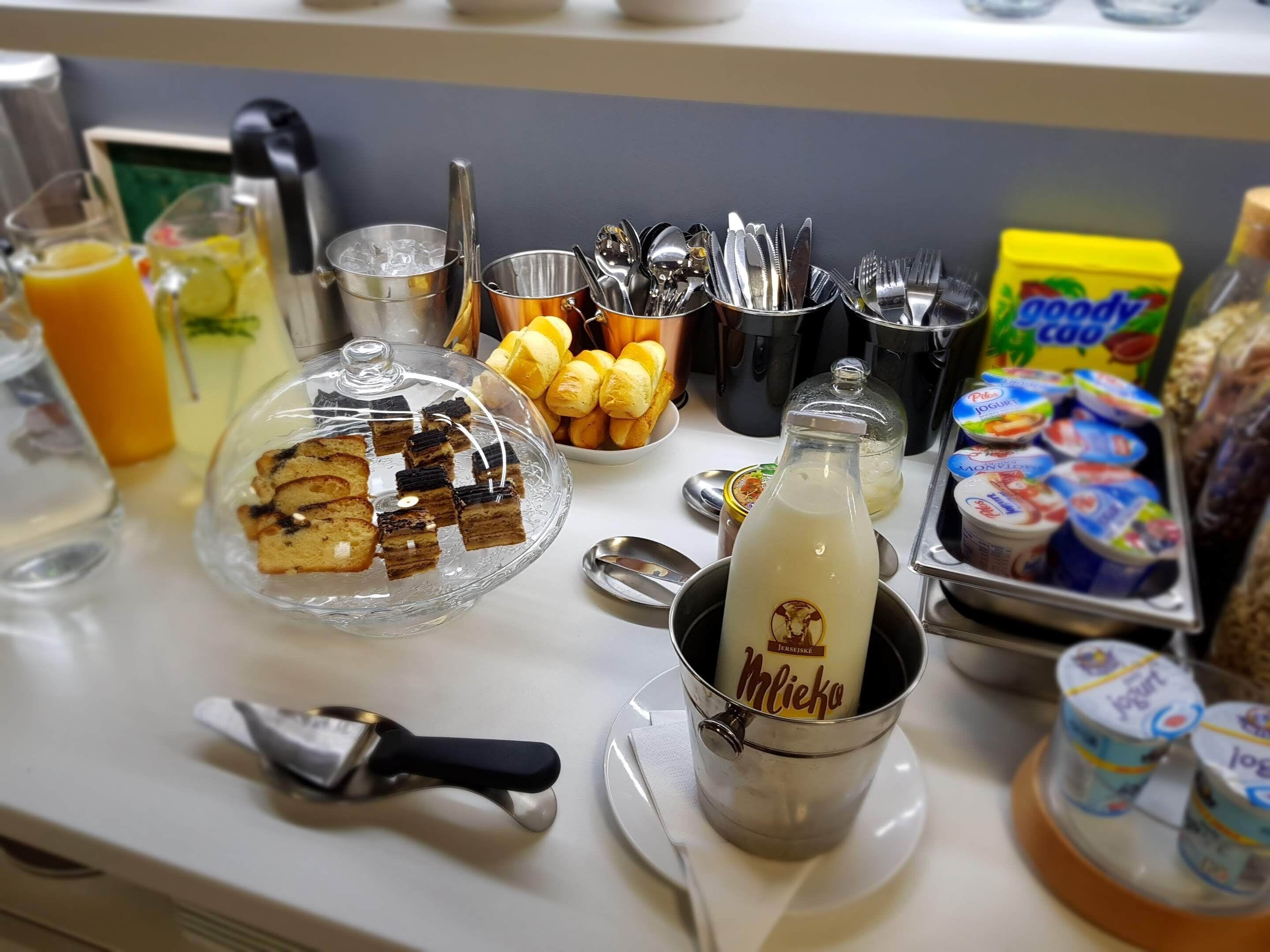 Desayuno buffet (EUR 9 por persona) 