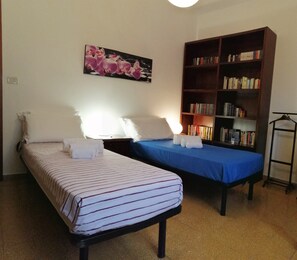 2 quartos, escrivaninha, ferros/tábuas de passar roupa, berço de viagem