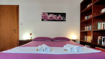 2 Schlafzimmer, Schreibtisch, Bügeleisen/Bügelbrett, Reisekinderbett