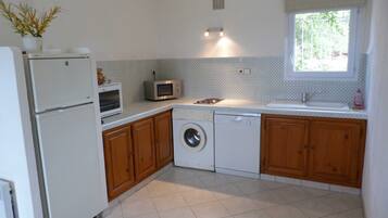 Mini-Villa N°8 | Dapur kecil pribadi | Lemari es, microwave, oven, dan kompor