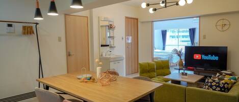 1 室のベッドルーム、デスク、WiFi (無料)、ベッドシーツ