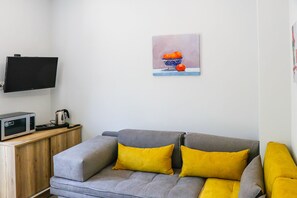 Apartment, 1 Schlafzimmer (Eythymia) | Wohnbereich | Smart-TV, Netflix, Streaming-Dienste