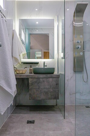 Appartement, 1 chambre (Chryssa) | Salle de bain | Douche, articles de toilette (gratuits), séchoir à cheveux