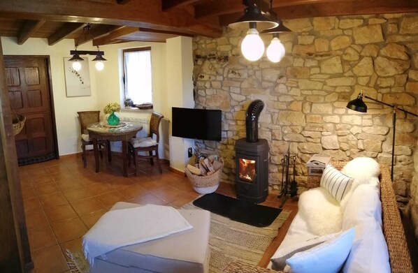 TV, fireplace - "The Little House of Lights" (Luces)