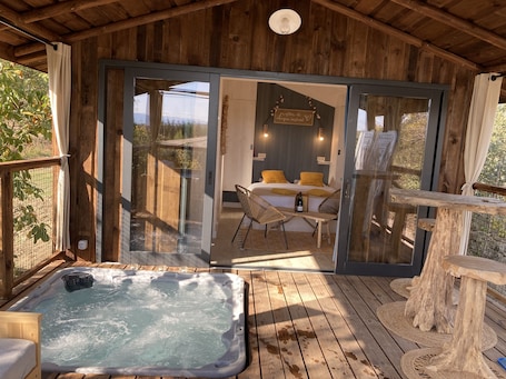 Romantic Cabin Cocooning Private Spa (Honey and Cotton Cabin) | Terrace/patio. Cabanes Trésors de Campagne