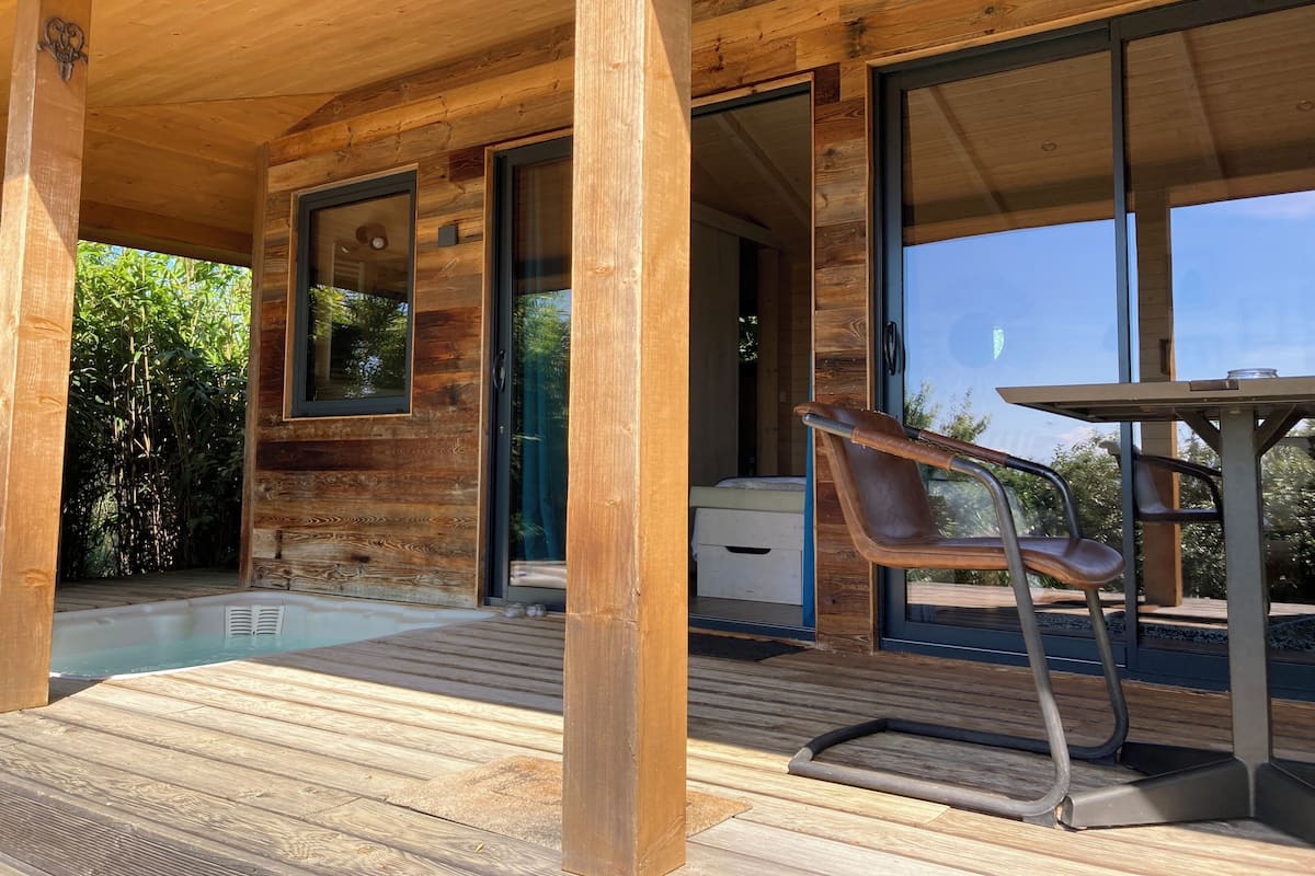 Panorama huisje, hot tub, uitzicht op bergen (Cabane des Baies Sauvages) | 1 slaapkamer, luxe beddengoed, Select Comfort-bedden