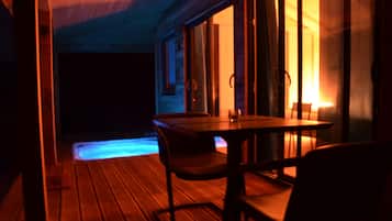 Panoramic Cabin, Hot Tub, Mountain View (Cabane des Baies Sauvages) | Terrace/patio