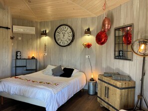Romantic Cabin, Hot Tub (Cabane du Potager) | Premium bedding, Select Comfort beds, blackout curtains, soundproofing - Cabanes Trésors de Campagne (Villarzel-du-Razes)