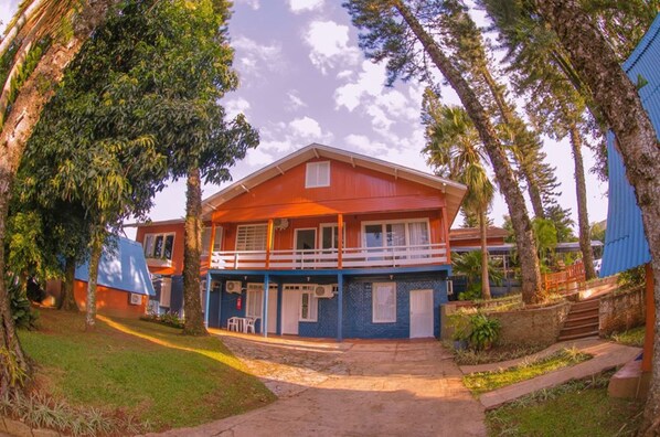 Vista frontal de la propiedad