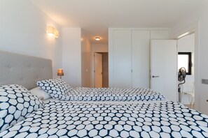 2 makuuhuonetta, työpöytä, silitysrauta/-lauta, ilmainen Wi-Fi