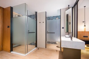 Máy sấy tóc, áo choàng tắm, dép đi trong nhà, khăn tắm 