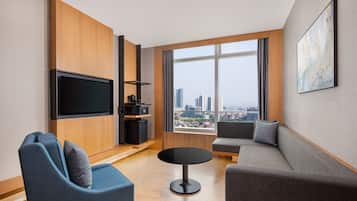 Suite, 1 cama King size, vista a la ciudad | Minibar, caja de seguridad en la habitación y cortinas blackout