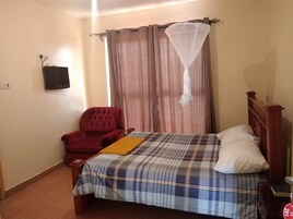 Espacio para trabajar con laptop y tabla de planchar con plancha 