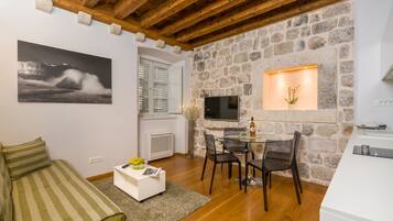 Căn hộ, 1 phòng ngủ (Maro) | Khu phòng khách | TV màn hình phẳng, dịch vụ stream