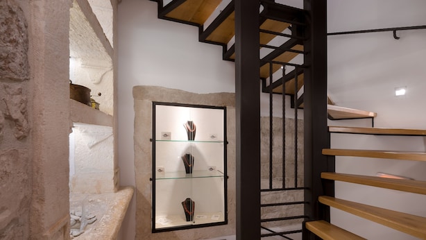 Eine Treppe mit Holzboden und eine Vitrine mit Schmuck.