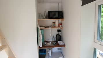 Standard Studio (HV36-4) | Private kitchenette | Fridge, coffee/tea maker, electric kettle, cookware/dishes/utensils