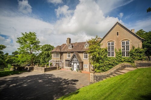 Kaunis koti, joka sijaitsee 11 hehtaarin tontilla, näkymä Mendip Hillsille.