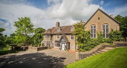 Kaunis koti, joka sijaitsee 11 hehtaarin tontilla, näkymä Mendip Hillsille.