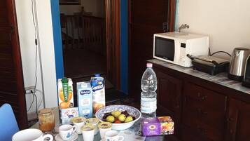 Stovetop, electric kettle, cookware/dishes/utensils