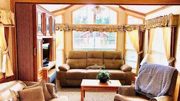Kabin Keluarga, kamar mandi pribadi, pemandangan gunung (Bear's Den) | 1 kamar tidur, seprai premium, busa memori, dan didekorasi berbeda-beda