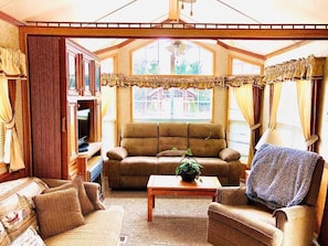 Familien-Ferienhütte, eigenes Bad, Bergblick (Bear's Den) | 1 Schlafzimmer, hochwertige Bettwaren, Betten mit Memory-Foam-Matratzen
