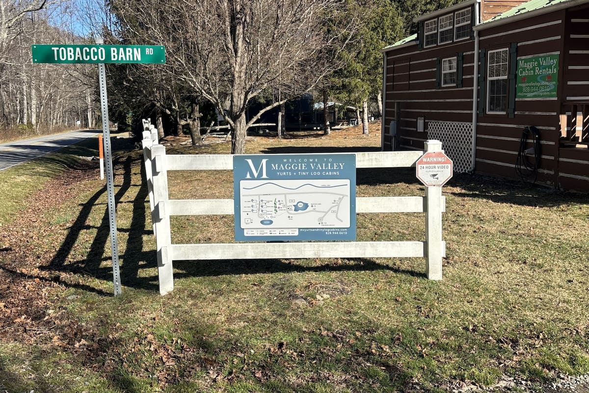 Family Cabin, Private Bathroom, Mountain View (Bear's Den) | Lobby