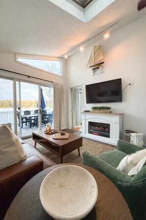 Smart TV, fireplace, video games, books - Lakeshore Cottage- Family and Pet Friendly, Lakefront, Fireplace, and Gameroom (Fort Ann)