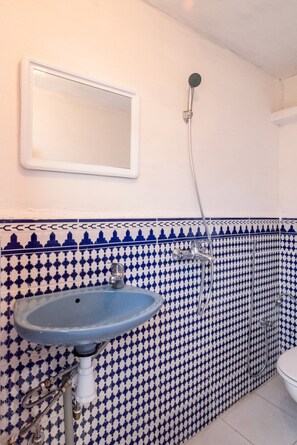 Shower, jetted bath, bidet, towels