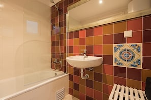 Appartement (Alentejo) | Salle de bain | Baignoire, articles de toilette gratuits, serviettes fournies