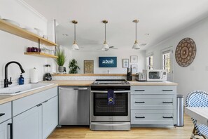 Mikroaaltouuni, uuni, liesi, astianpesukone