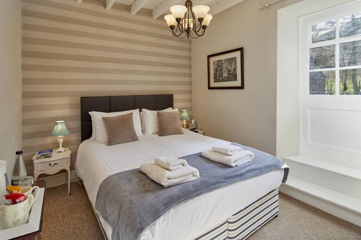 individually decorated, individually furnished, free wifi, bed sheets