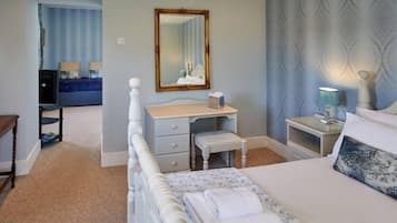 Habitación triple estándar | Decoración personalizada, muebles diferentes y wifi gratis