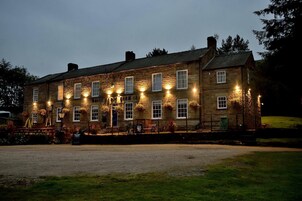 Fachada da propriedade à noite