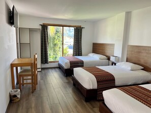 Tremannsrom – familie, flere senger | Skrivebord, skrivebord for bærbar PC, wi-fi (inkludert) og sengetøy