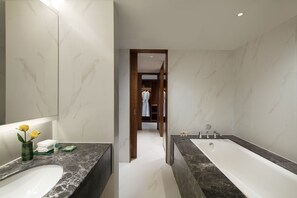 Douche à « effet pluie », articles de toilette de luxe, sèche-cheveux