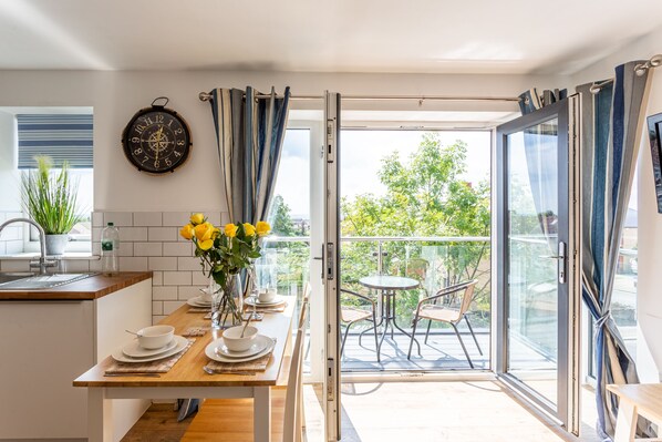 Familienapartment (Number 4) | Essbereich im Zimmer