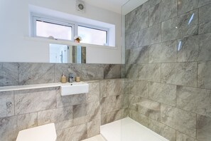 Family Apartment (Number 3) | Bathroom | Free toiletries, hair dryer, towels - Ambleside Southshore (Southend-on-Sea)