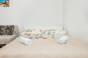 Studio | In-room safe, soundproofing, iron/ironing board, free cribs/infant beds - Central Jardin Guesthouse (Split)